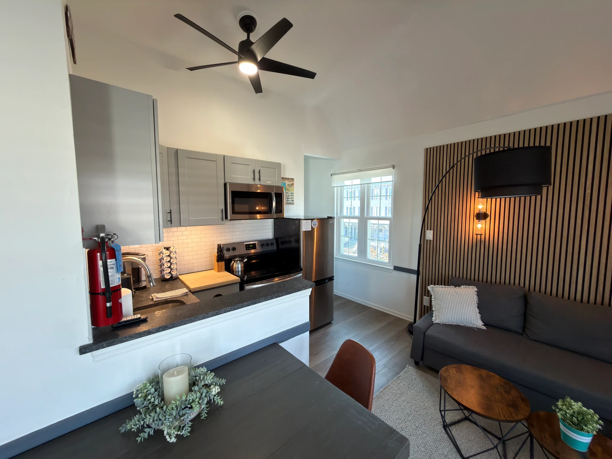 Cape Surf condo near the beach, a walkable Del Mar vacations alternative in Cape May's historic district